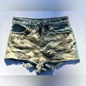 BDG High Rise Dree Cheeky Camo Frayed Jean Shorts Size 24